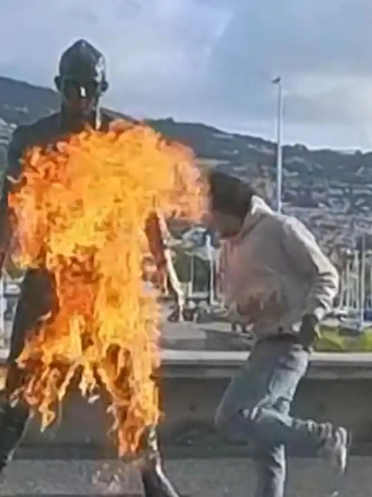 Bild zu: "Statue von Cristiano Ronaldo angezündet! Influencer vandaliert für Klicks"