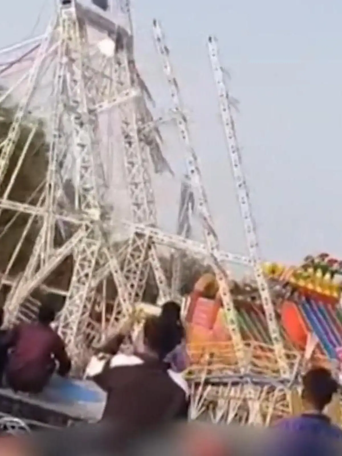 Bild zu: "Fahrgeschäft bricht in sich zusammen – und reißt mehrere Schulkinder mit!"