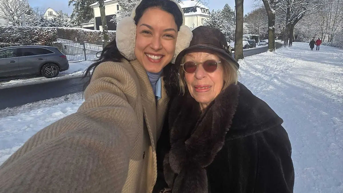 -Exclusiv-Moderatorin-Rebecca-Mir-Meine-Oma-ist-mein-gr-ter-Fan-