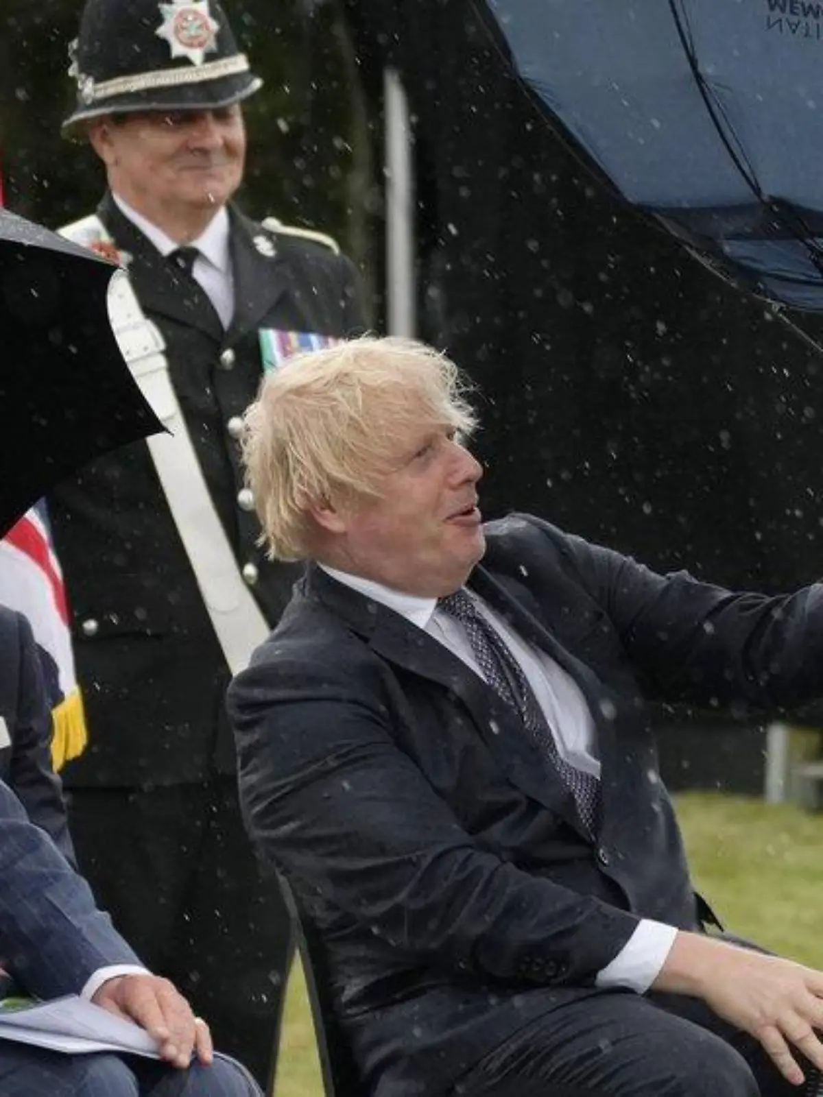 Boris Johnson und sein Regenschirm sorgen für Lacher