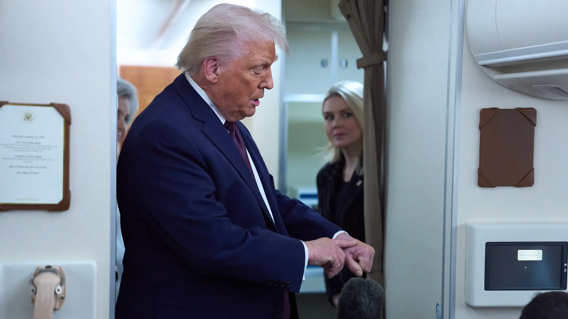 Donald Trump weklärt Journaosten in der Päsidentenmaschine Air Force One, woher die Flecken an seiner Hand anngeblich stammen