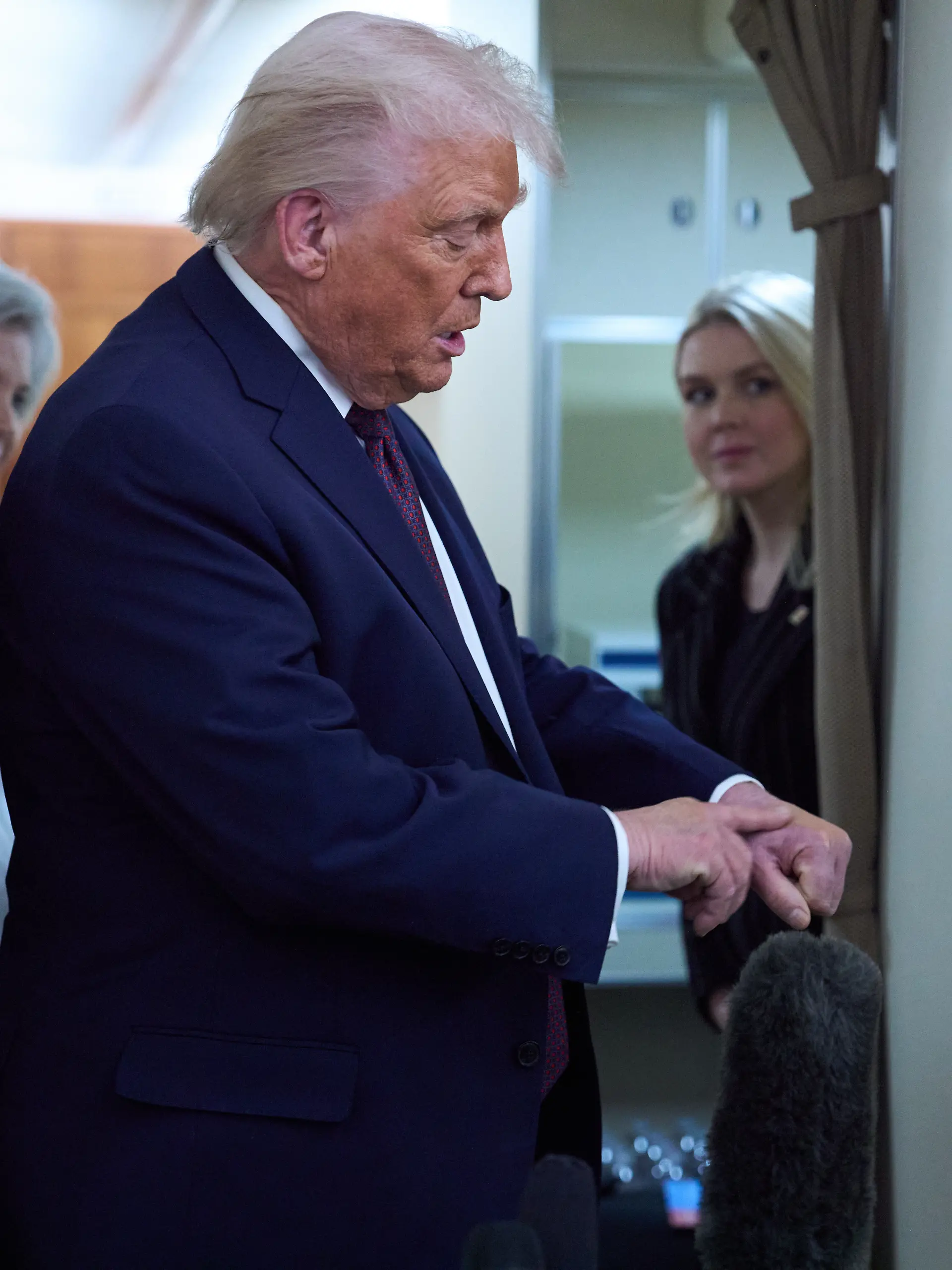 Donald Trump weklärt Journaosten in der Päsidentenmaschine Air Force One, woher die Flecken an seiner Hand anngeblich stammen 