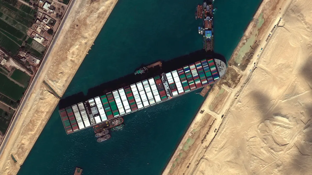 HANDOUT - 27.03.2021, Ägypten, Suez: Ein Satellitenbild zeigt das festgesetzte Containerschiff «Ever Given» im Suezkanal, das die wichtige Schifffahrtsstraße zwischen Asien und Europa blockiert. Die erhoffte Freilegung des Schiffs schreitet in kleinen Schritten voran. Foto: Uncredited/©Maxar Technologies/AP/dpa - ACHTUNG: Nur zur redaktionellen Verwendung im Zusammenhang mit der aktuellen Berichterstattung und nur mit vollständiger Nennung des vorstehenden Credits +++ dpa-Bildfunk +++
