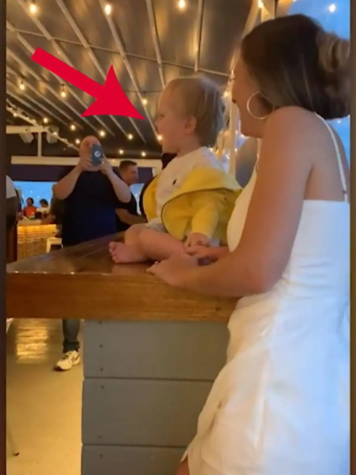 Bild zu: "Baby macht Stimmung im Restaurant"