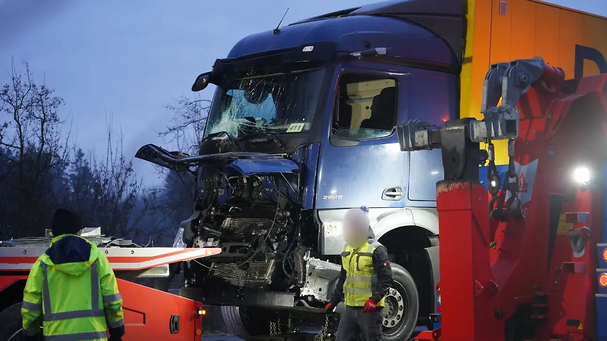 Drei-Tote-bei-Unf-llen-auf-A44-Glatteis-sorgt-f-r-gef-hrliche-Stra-enverh-ltnisse