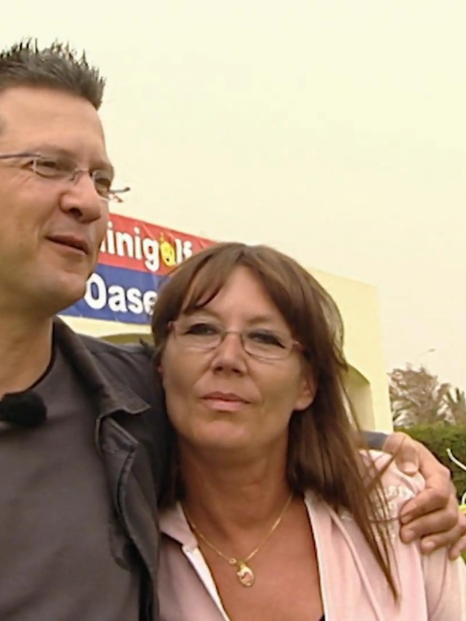 Bild zu: "Markus und Gisela feiern ihren Minigolfplatz"