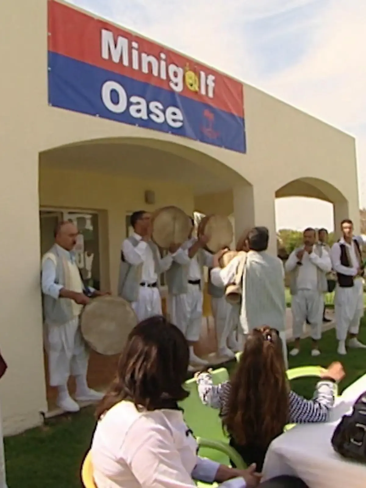 Bild zu: "Markus und Gisela eröffnen ihre Minigolf-Anlage"