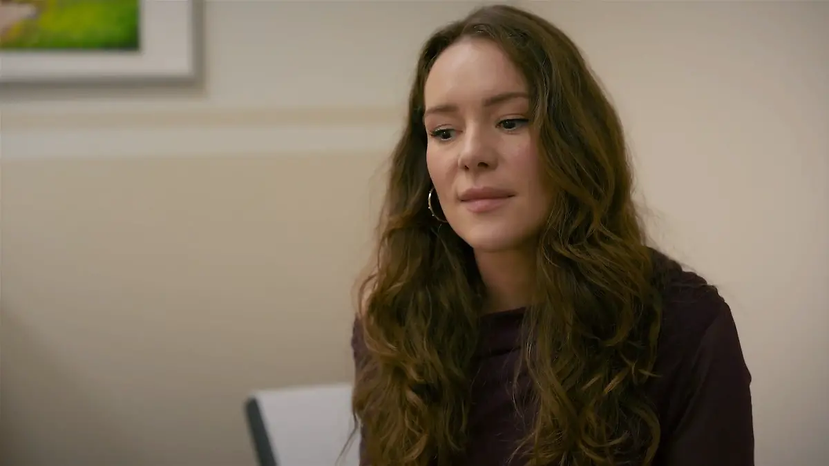 Vales Mutter taucht bei Nathalie im Krankenhaus aus und wird von ihr verarztet