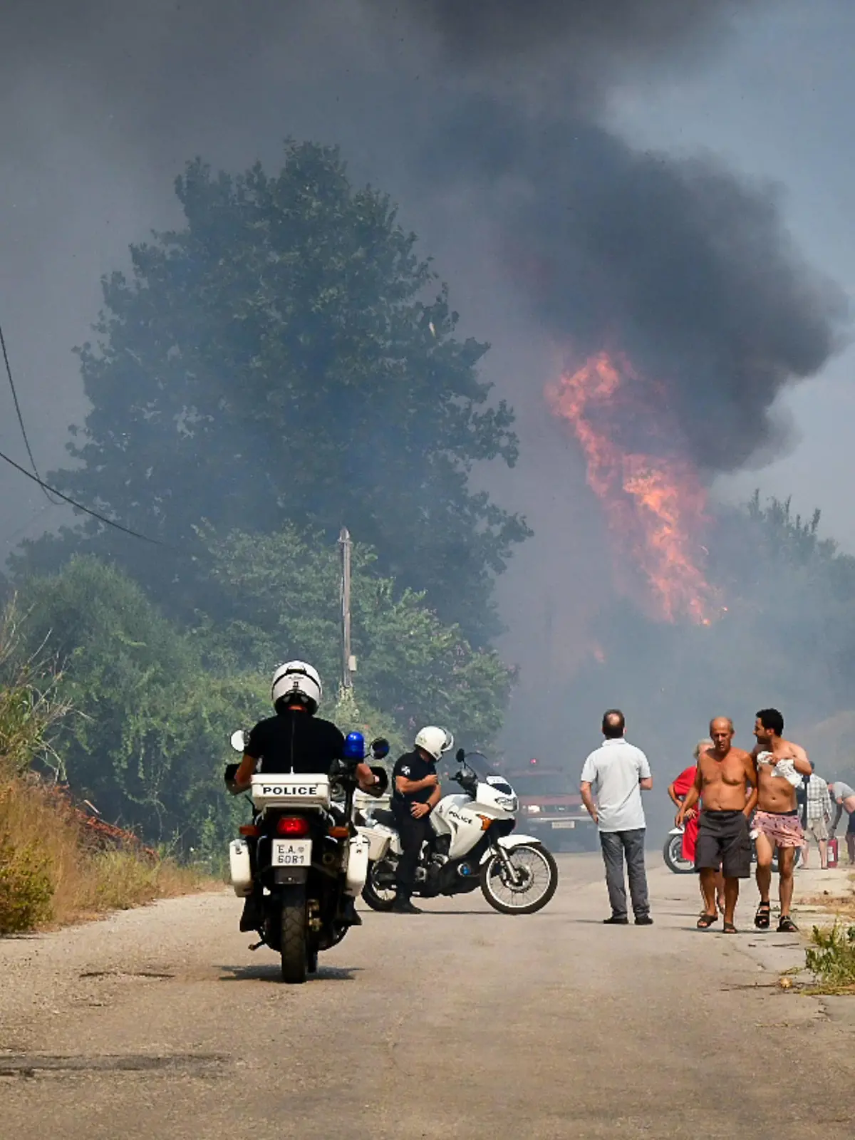  Andauerndes Feuer in der Nähe eines Wohngebiets in Achaia, in der Gegend von Elekistra außerhalb der griechischen Hafenstadt Patras, Mittwoch, 28. Juli 2021. Waldbrand in Elekistra *** Continuous fire near a residential area in Achaia, in the Elekistra area outside the Greek port city of Patras, Wednesday, July 28, 2021 Forest fire in Elekistra. PUBLICATIONxNOTxINxGRE ANE5349151
