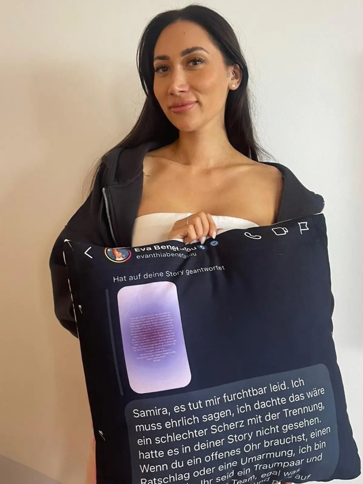 Samira Yavuz zeigt ihren Luxusartikel: ein Kissen samt Nachricht von Eva Benetatou