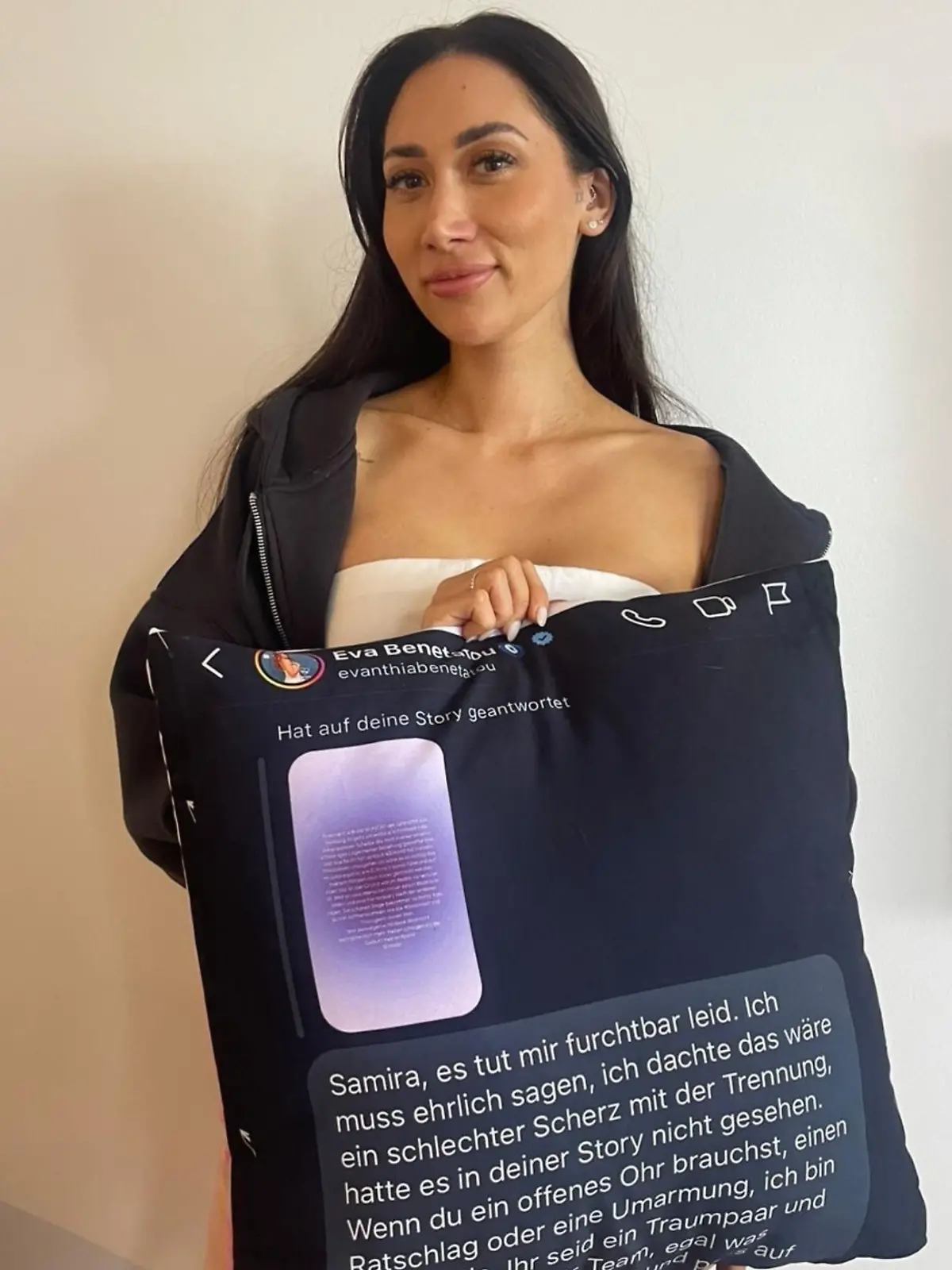 Samira Yavuz zeigt ihren Luxusartikel: ein Kissen samt Nachricht von Eva Benetatou