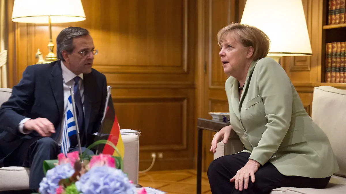 Der griechische Ministerpräsident Antonis Samaras und Bundeskanzlerin Angela Merkel (CDU) treffen sich am 09.10.2012 in Athen zu einem Gespräch. Bundeskanzlerin Merkel (CDU) reist heute (Dienstag) erstmals seit Beginn der Euro-Schuldenkrise nach Griechenland. Für den Besuch sind in der griechischen Hauptstadt massive Sicherheitsvorkehrungen getroffen worden, mehrere Tausend Polizisten sollen im Einsatz sein. Foto: Hannibal dpa +++(c) dpa - Bildfunk+++