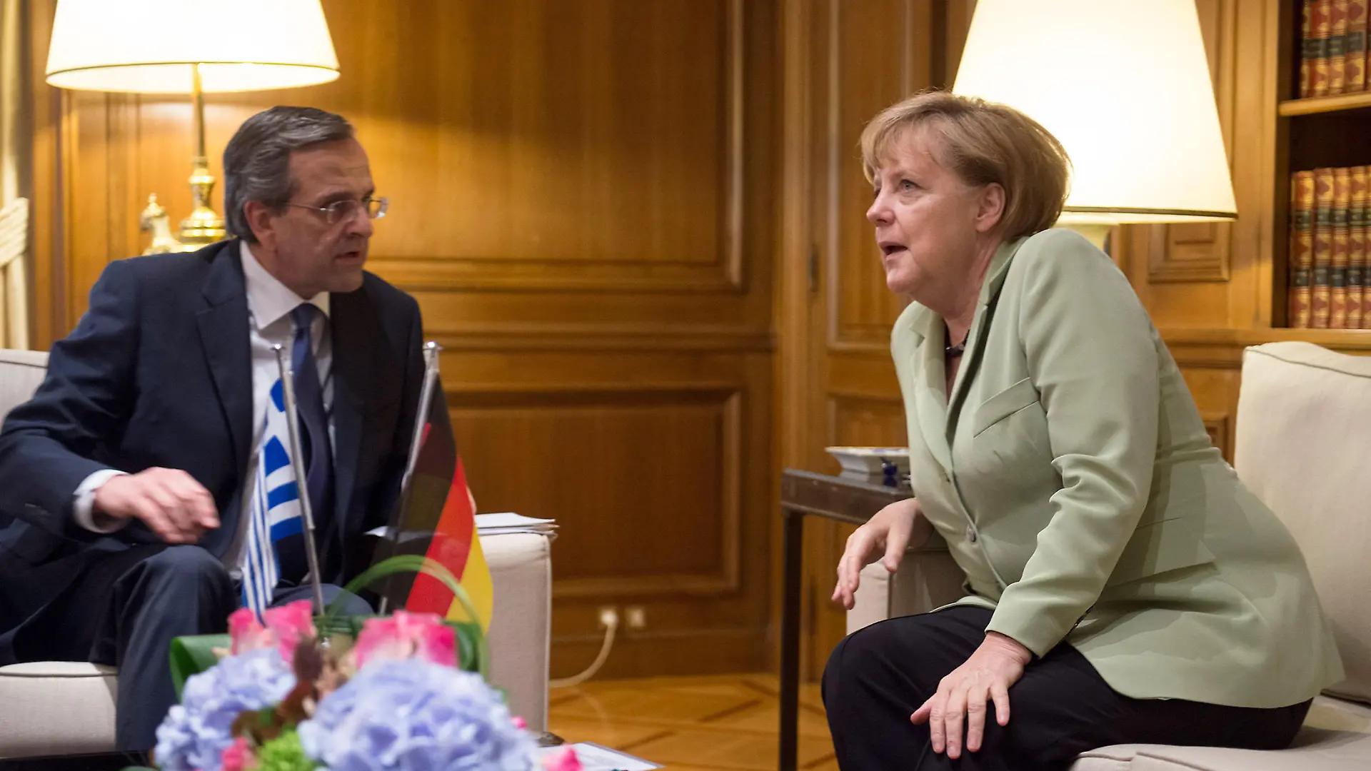 Der griechische Ministerpräsident Antonis Samaras und Bundeskanzlerin Angela Merkel (CDU) treffen sich am 09.10.2012 in Athen zu einem Gespräch. Bundeskanzlerin Merkel (CDU) reist heute (Dienstag) erstmals seit Beginn der Euro-Schuldenkrise nach Griechenland. Für den Besuch sind in der griechischen Hauptstadt massive Sicherheitsvorkehrungen getroffen worden, mehrere Tausend Polizisten sollen im Einsatz sein. Foto: Hannibal dpa  +++(c) dpa - Bildfunk+++