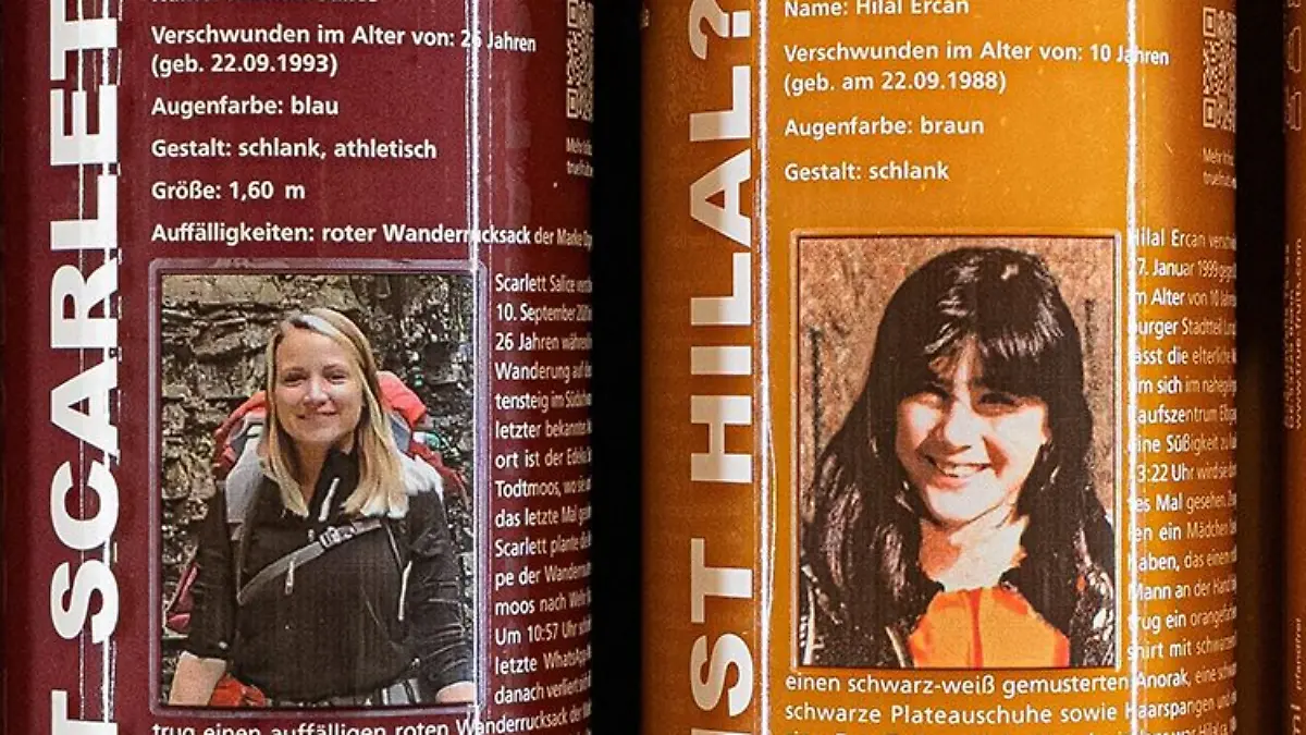 Flaschen des Getränkeherstellers True Fruits mit der Vermisstenfahndung nach Scarlett Salice (l.) und Hilal Ercan 