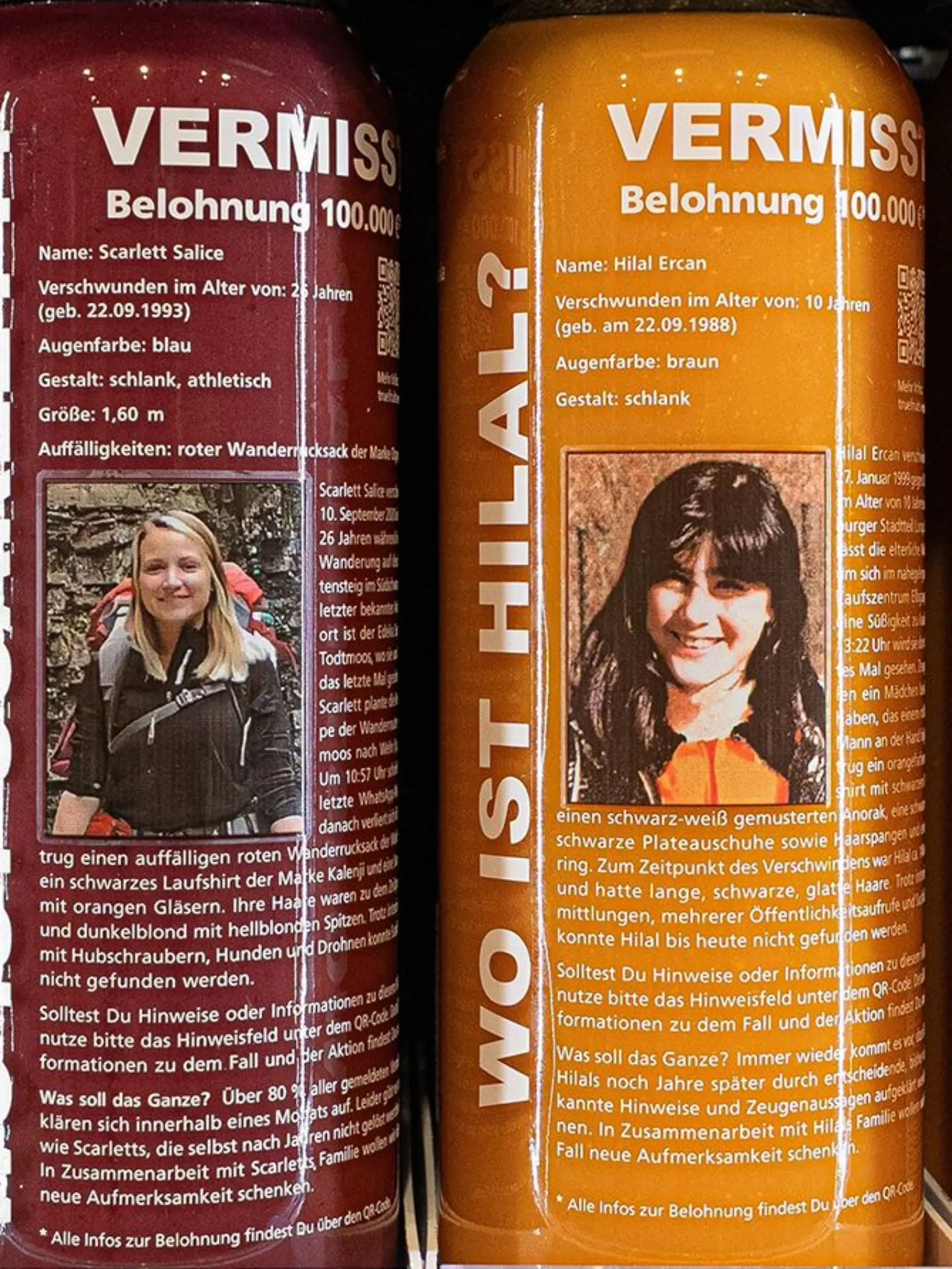 Flaschen des Getränkeherstellers True Fruits mit der Vermisstenfahndung nach Scarlett Salice (l.) und Hilal Ercan 
