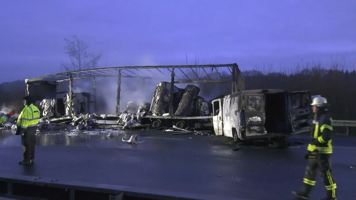 Horror auf der A44 – Drei Tote bei Glätte-Unfällen nahe Paderborn Winterchaos auf der Autobahn