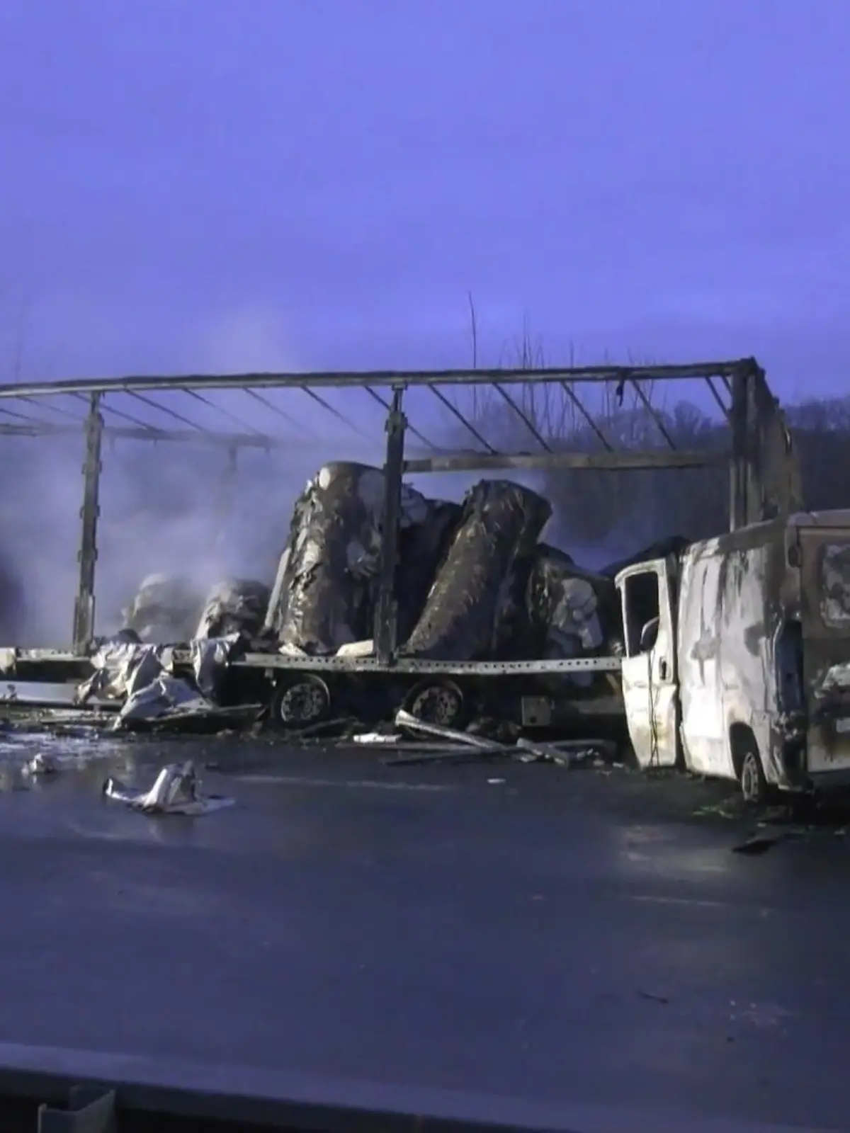 Bild zu: "Horror auf der A44 – Drei Tote bei Glätte-Unfällen nahe Paderborn"