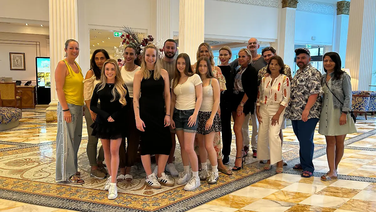 Gruppenbild von den Begleitern der Dschungelcamp-Stars