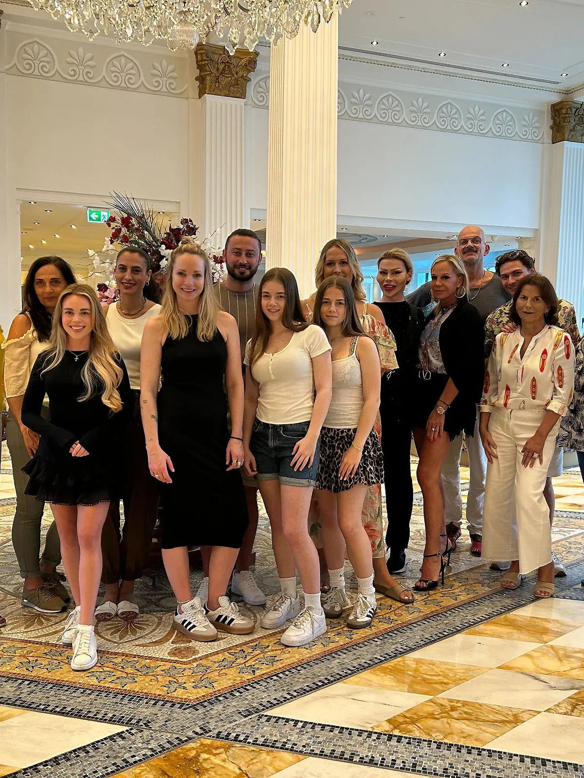 Gruppenbild von den Begleitern der Dschungelcamp-Stars