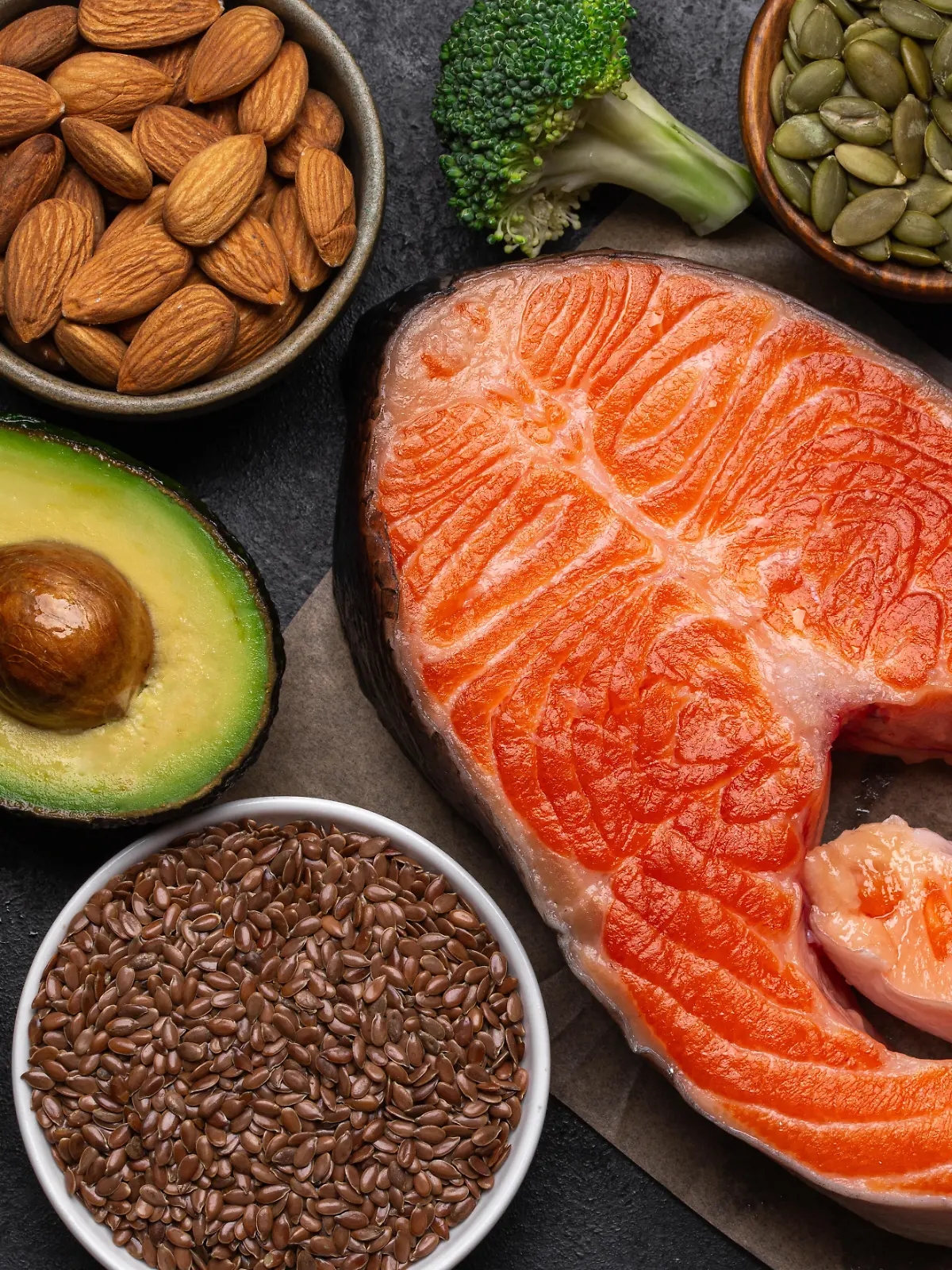 Gesunde Lebensmittel mit ungesättigten Fettsäuren, Omega 3 und Vitamin D: Thunfisch, Avocado, Mandeln, Walnüsse, Leinsamen