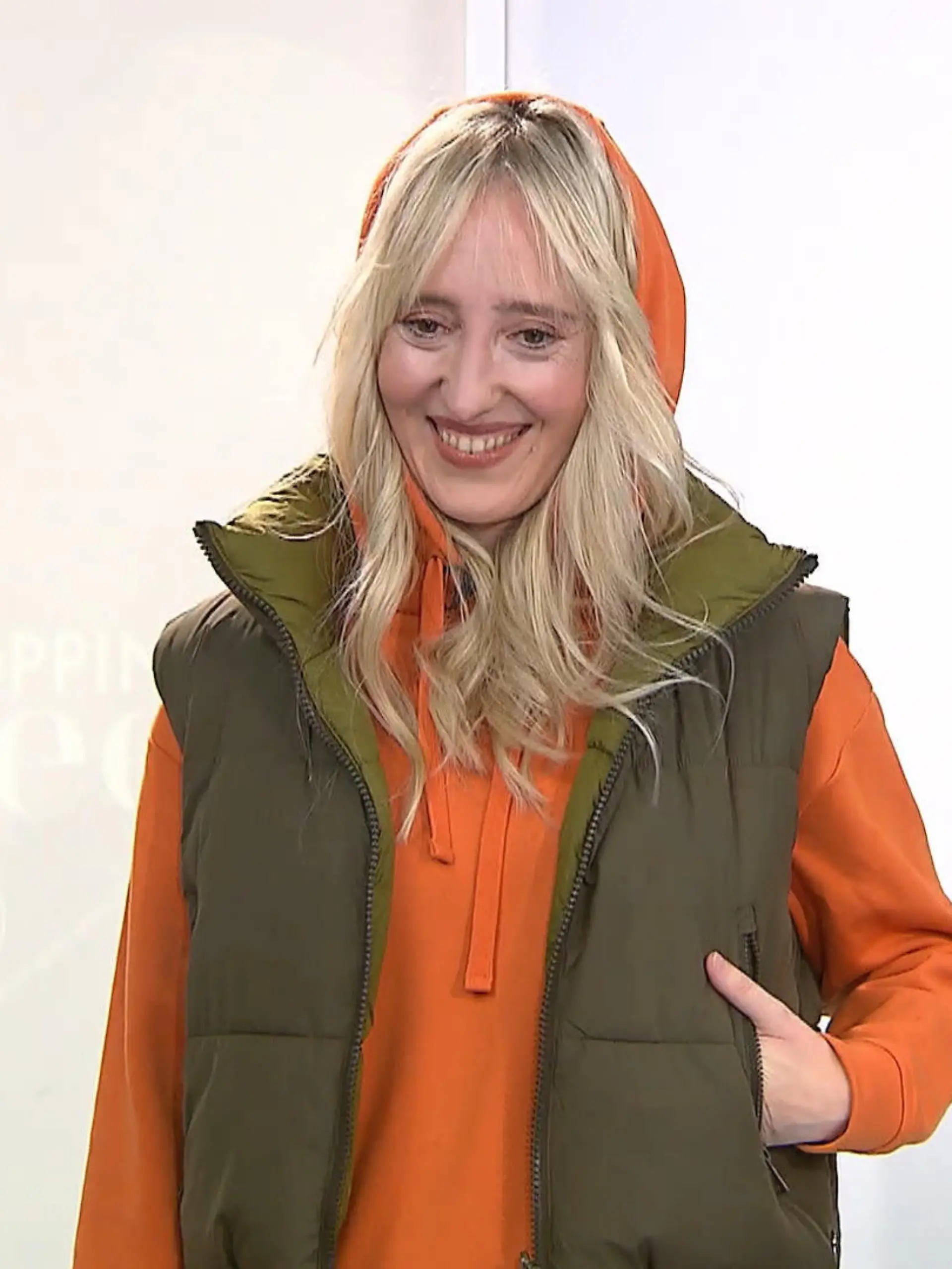 Bild zu: "Alice präsentiert ein junges, trendiges Outfit"
