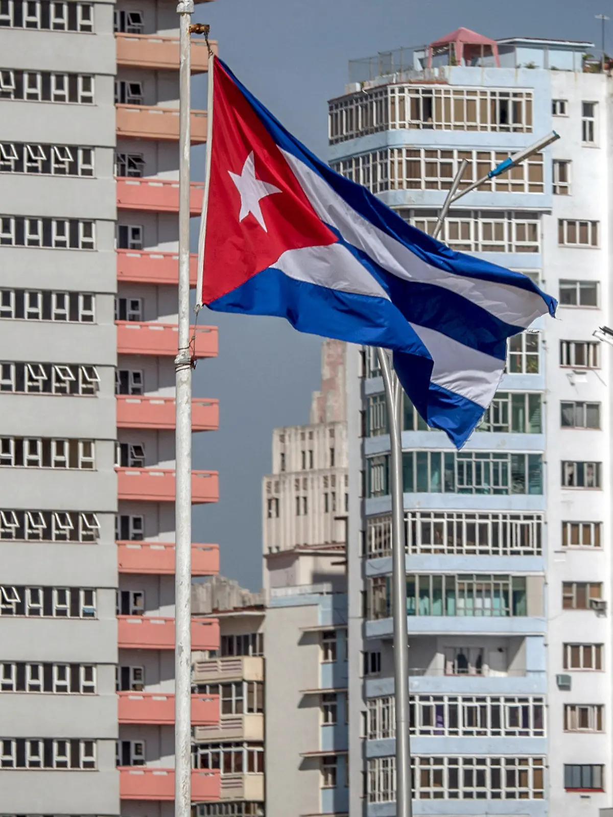 ARCHIV - 17.07.2015, Kuba, Havanna: Die Flagge Kubas weht vor Wohnhäusern. (zu dpa «Kuba ohne die Castros: Neuer Präsident soll Kurs halten» vom 17.04.2018) Foto: Michael Kappeler/dpa +++ dpa-Bildfunk +++