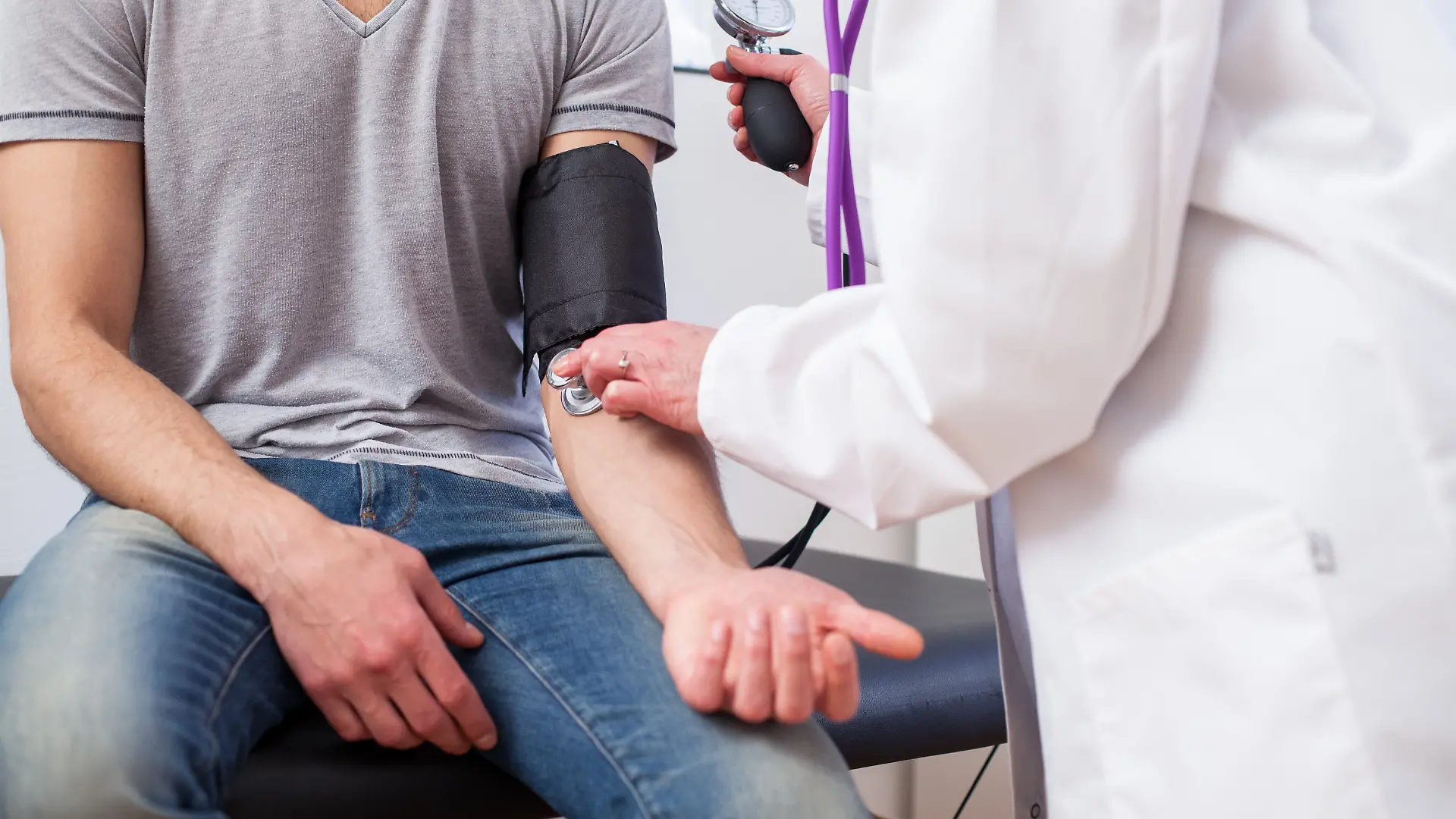 Eine Ärztin misst den Blutdruck ihres Patienten (Symbolbild)
