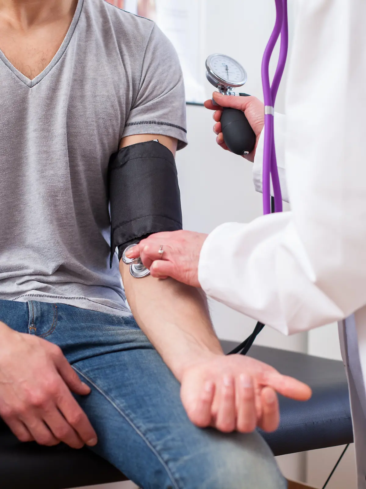 Eine Ärztin misst den Blutdruck ihres Patienten (Symbolbild)