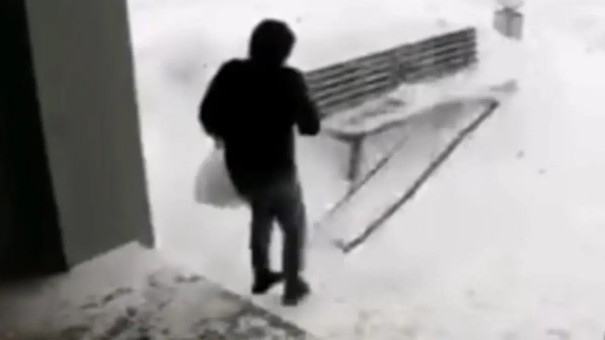 Fenster fällt vom Himmel! Diese Geste rettet Gentleman das Leben Sekunden vor dem Drama