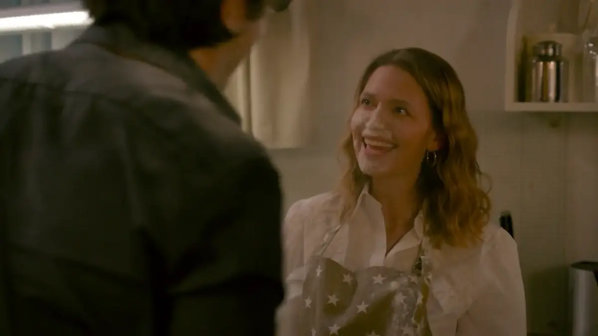 Maximilian und Nathalie bewerfen sich gegenseitig lachend mit Mehl