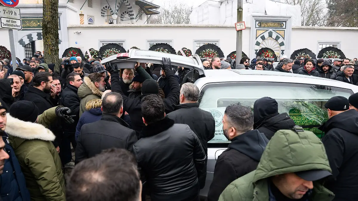 Clan-Mitglied-62-beerdigt-Berliner-Polizei-bewacht-Beisetzung