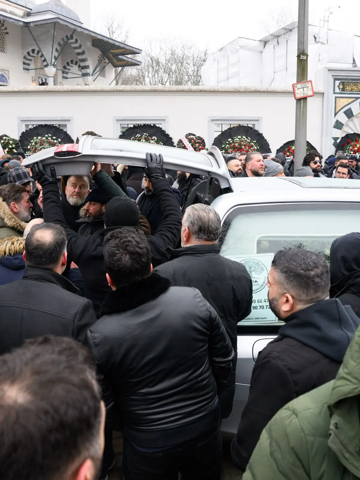 Bild zu: "Clan-Mitglied (62) beerdigt: Berliner Polizei bewacht Beisetzung "