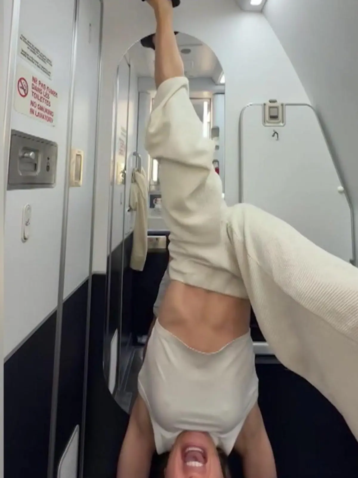 Bild zu: "Handstand im Flugzeug-Klo! Lola Weippert macht Yoga über den Wolken"
