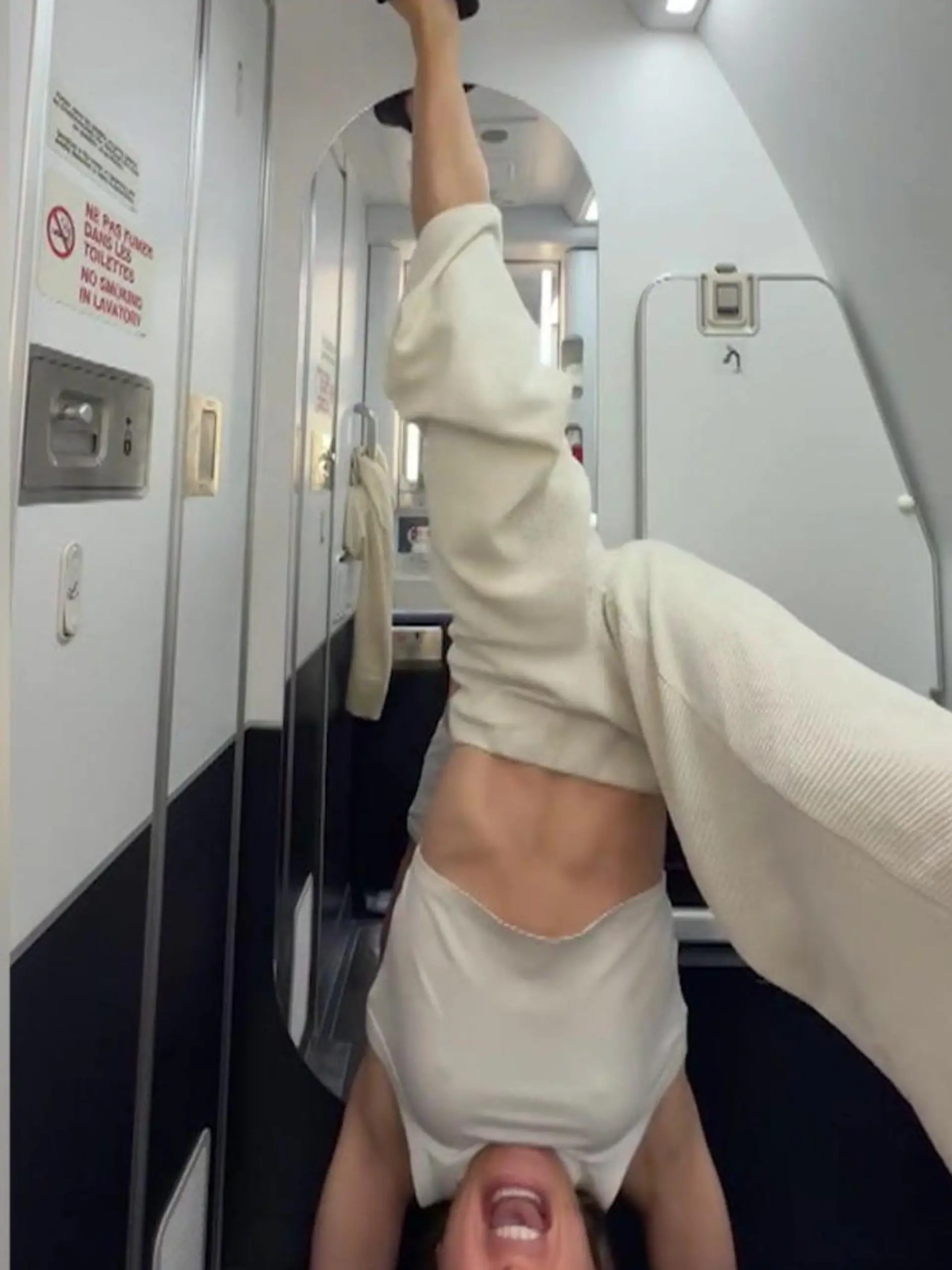 Bild zu: "Handstand im Flugzeug-Klo! Lola Weippert macht Yoga über den Wolken"