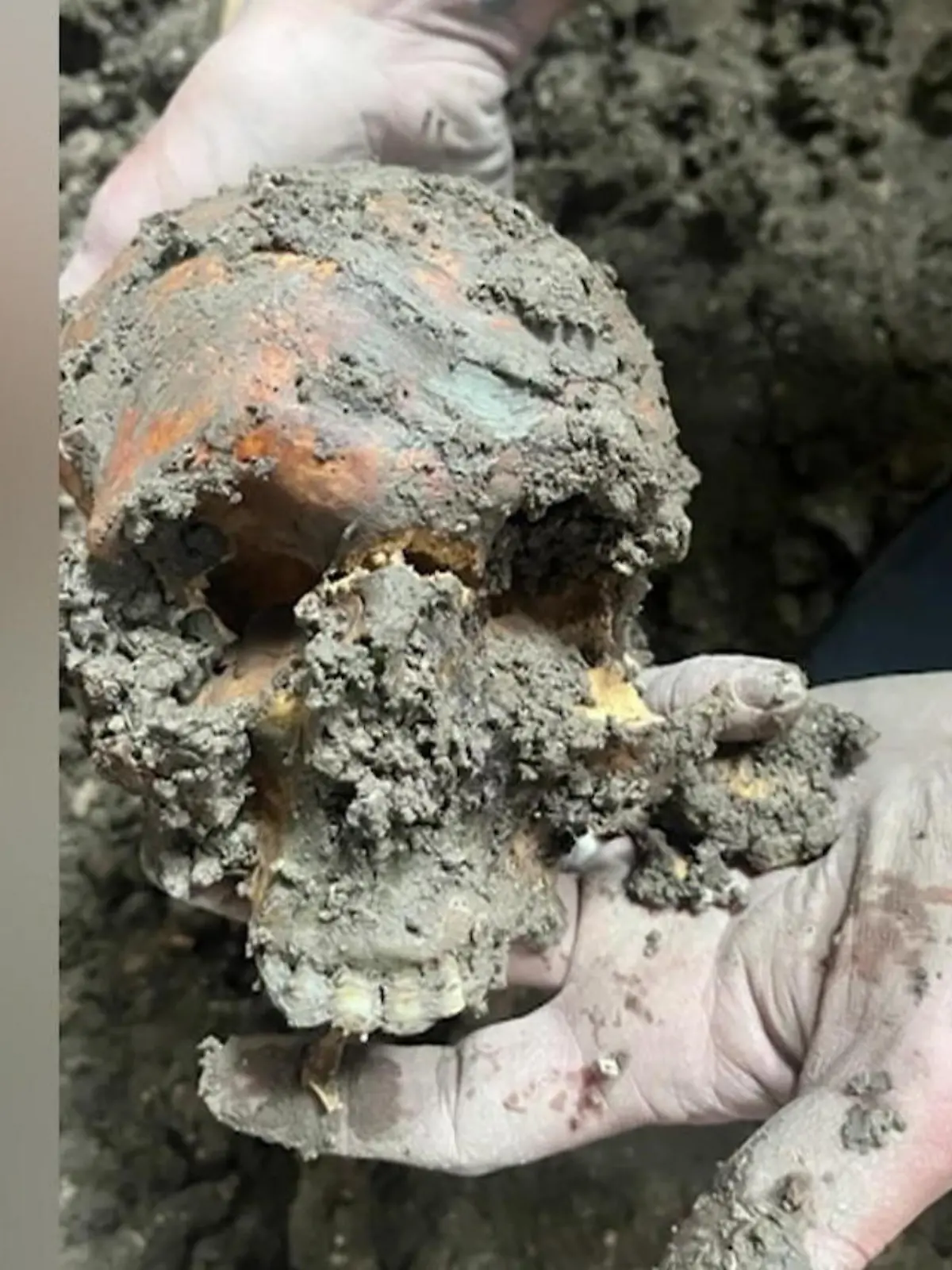 Bild zu: "Paar baut Kirche zu Zuhause um – und findet 83 Leichen unter dem Fußboden"