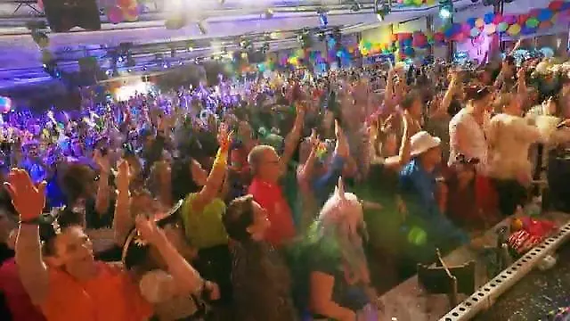 Zoozappelei-in-K-ln-auf-dieser-Karnevalsparty-sind-die-Tiere-los