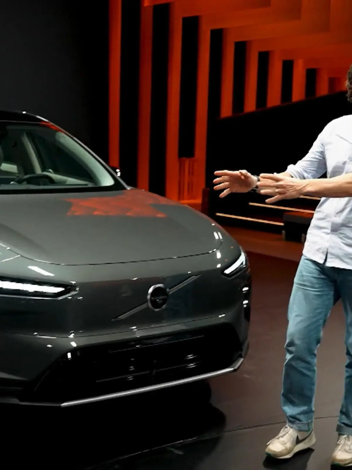 Bild zu: "Andreas Jancke bei der Weltpremiere des Volvo EX60"