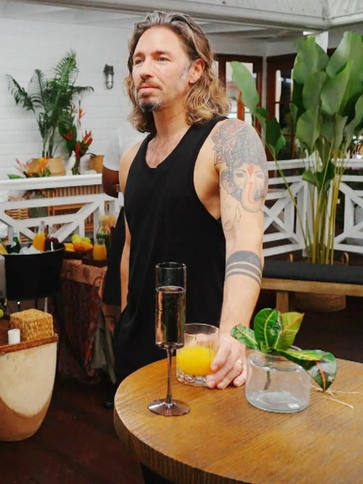 Patrick Romer (l.) bergrüßt Gil Ofarim. Die Stimmung ist eisig.