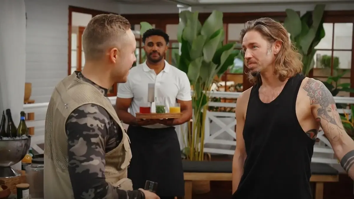 Patrick und Umut machen Gil Ofarim eine Ansage Unterkühlte Begrüßung im Dschungelcamp