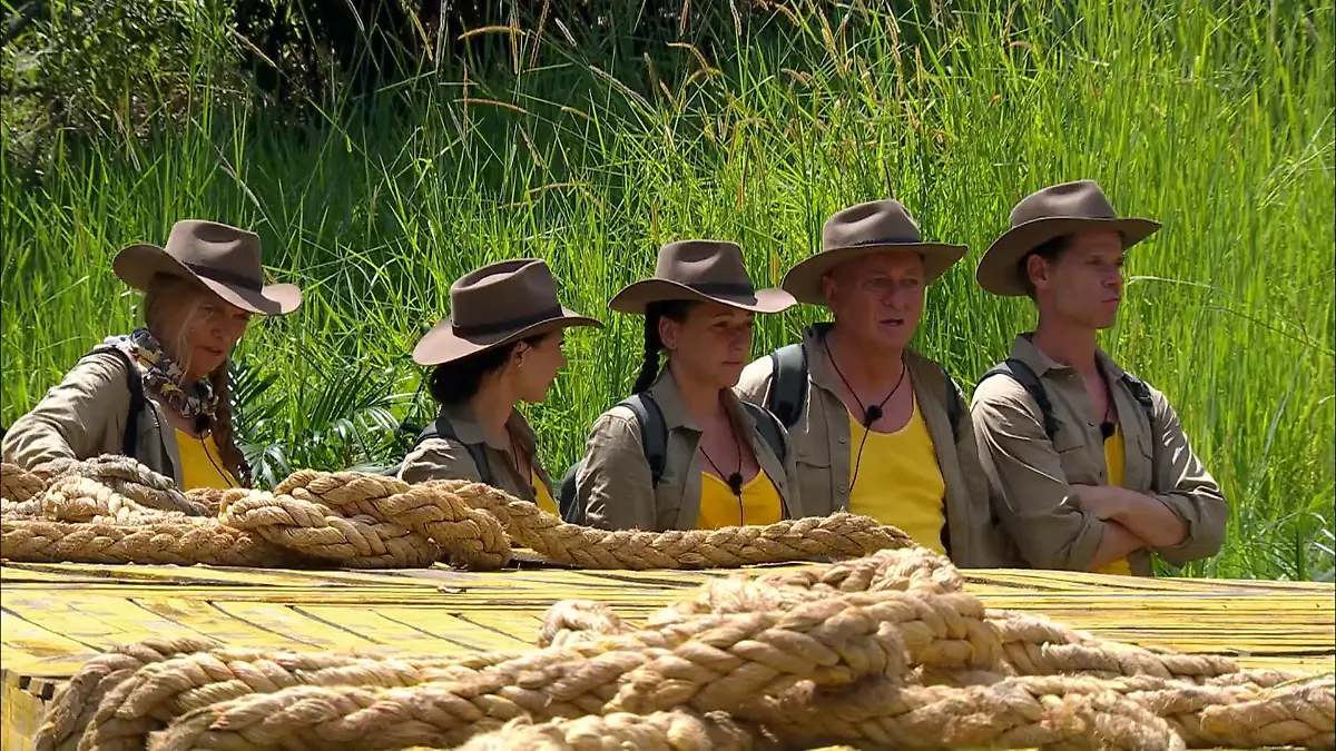 Schon vor dem Einzug ins Camp die erste Ekelprüfung Gruppe 2