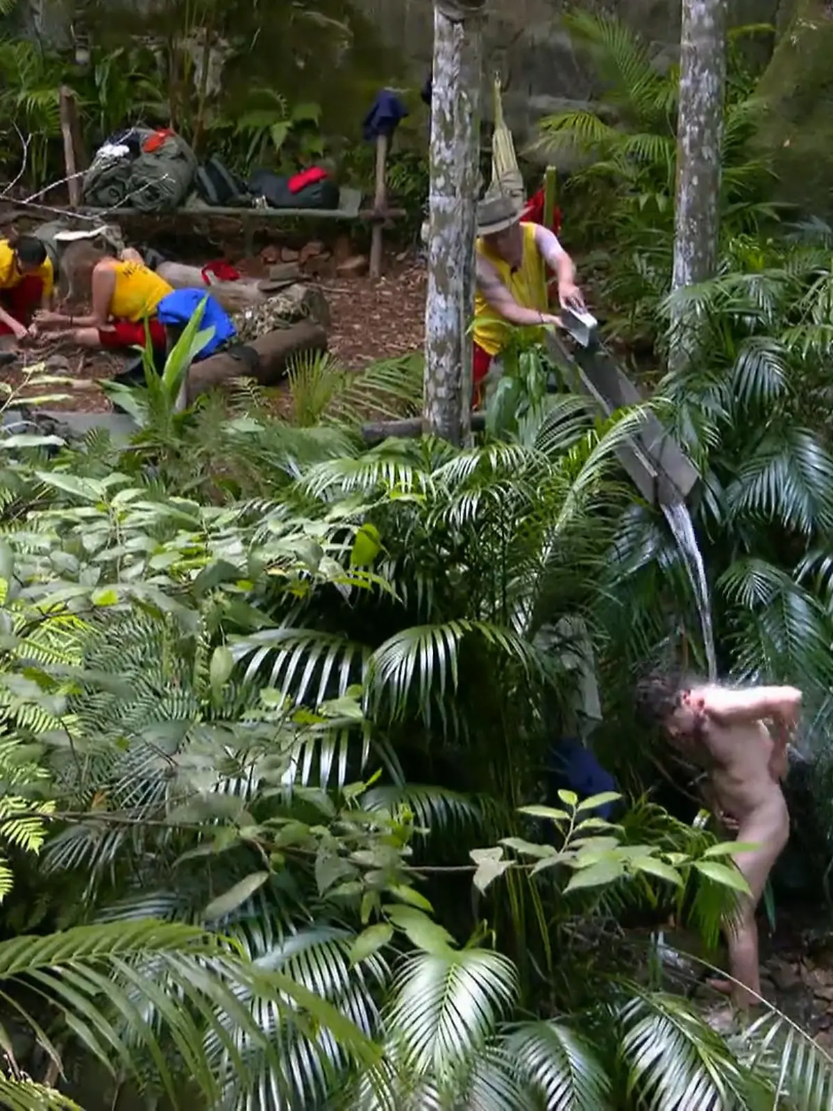 Bild zu: "Hubert hilft Stephen gerne beim (Nackt-)Duschen"