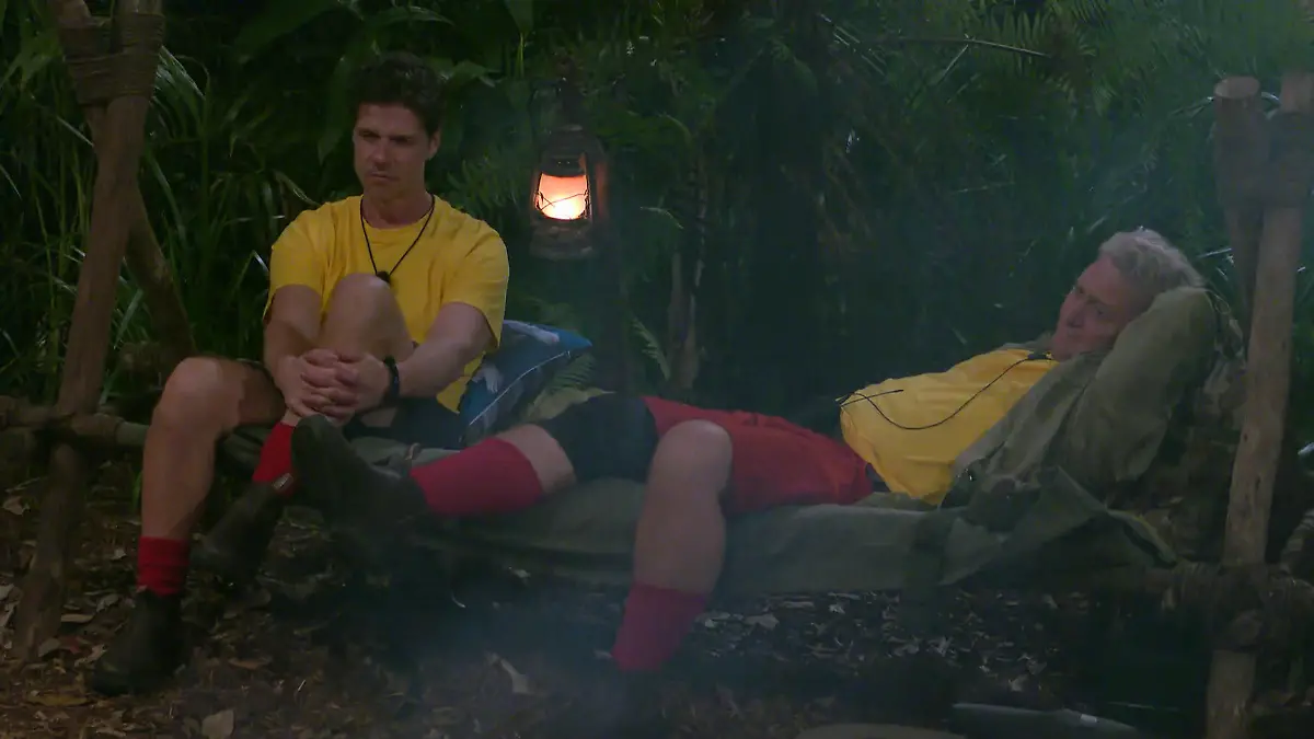 Die Frauen kochen, die Männer chillen - echt jetzt? Stephen und Hubert entspannen