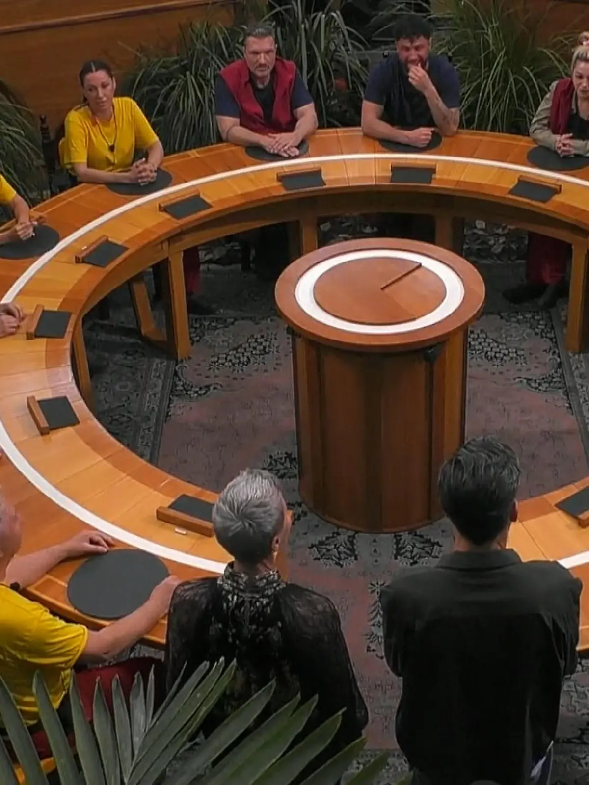 Bild zu: "Die Tafelrunde erwartet die erste Essensprüfung"