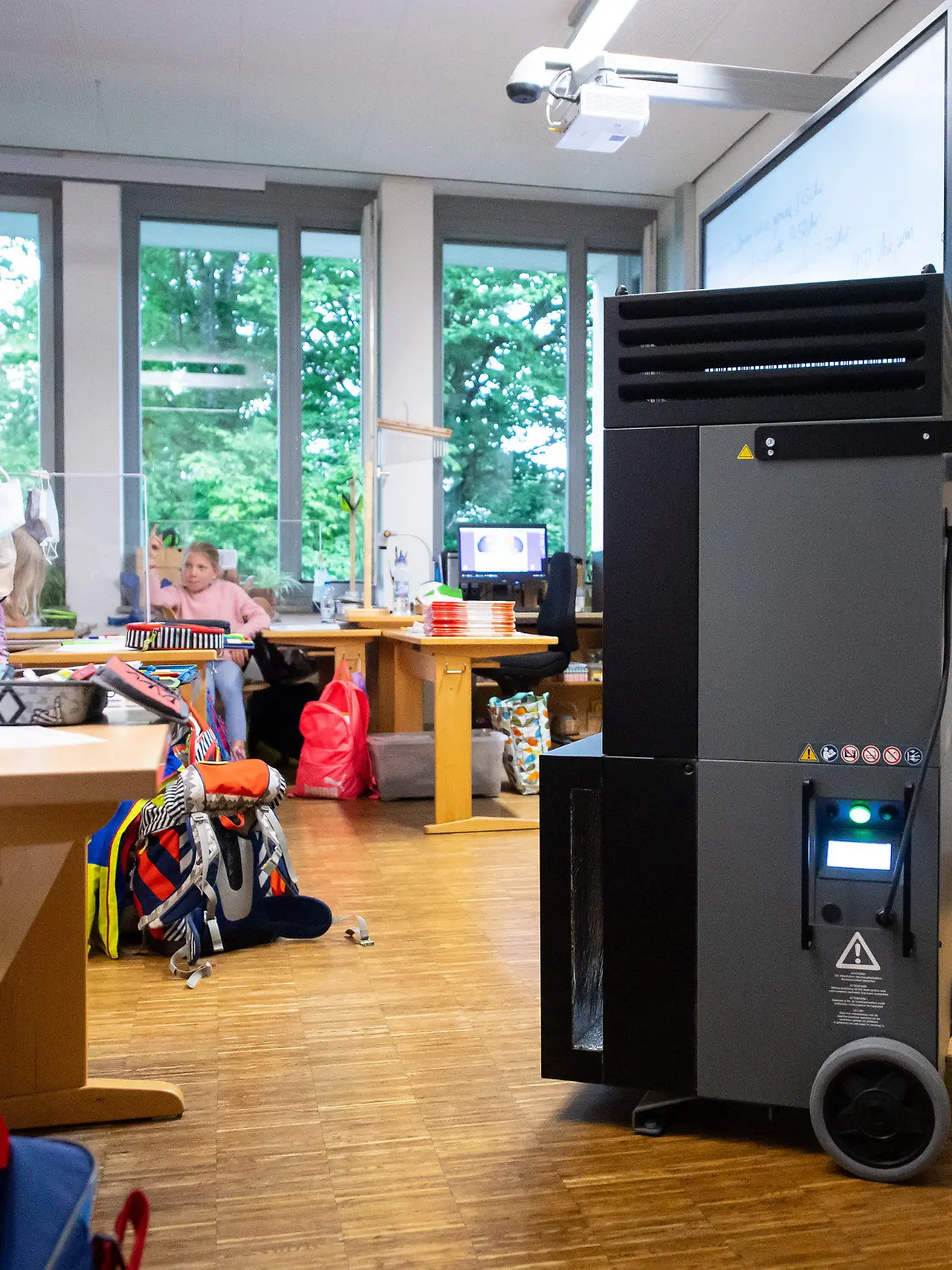 09.07.2021, Bayern, Neubiberg: Ein Luftfilter steht in einem Klassenraum an der Grundschule Neubiberg. Foto: Sven Hoppe/dpa +++ dpa-Bildfunk +++