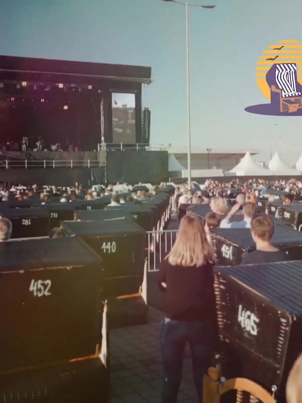 Sie sitzen bequem im Strandkorb und erleben endlich wieder ein richtiges Open Air Konzert mit großartigen Stars auf dem Festplatz Finsterloh in Wetzlar. Das können Sie vom 20.08.- 19.09.2021 erleben. Dort werden bis zu 1.400 Besucher in 700 Strandkörben Platz finden. Die Strandkörbe werden in ausreichendem Abstand zueinander platziert, so dass ein Mindestabstand zwischen den Besuchern gewährleistet werden kann. Jede "Besucher-Insel" hat einen eigenen Einlass und es gibt auf dem Gelände ein ausgeklügeltes Gastronomiekonzept mit der Möglichkeit der Vorbestellung und jeweils am Platz platzierten Kühlboxen.