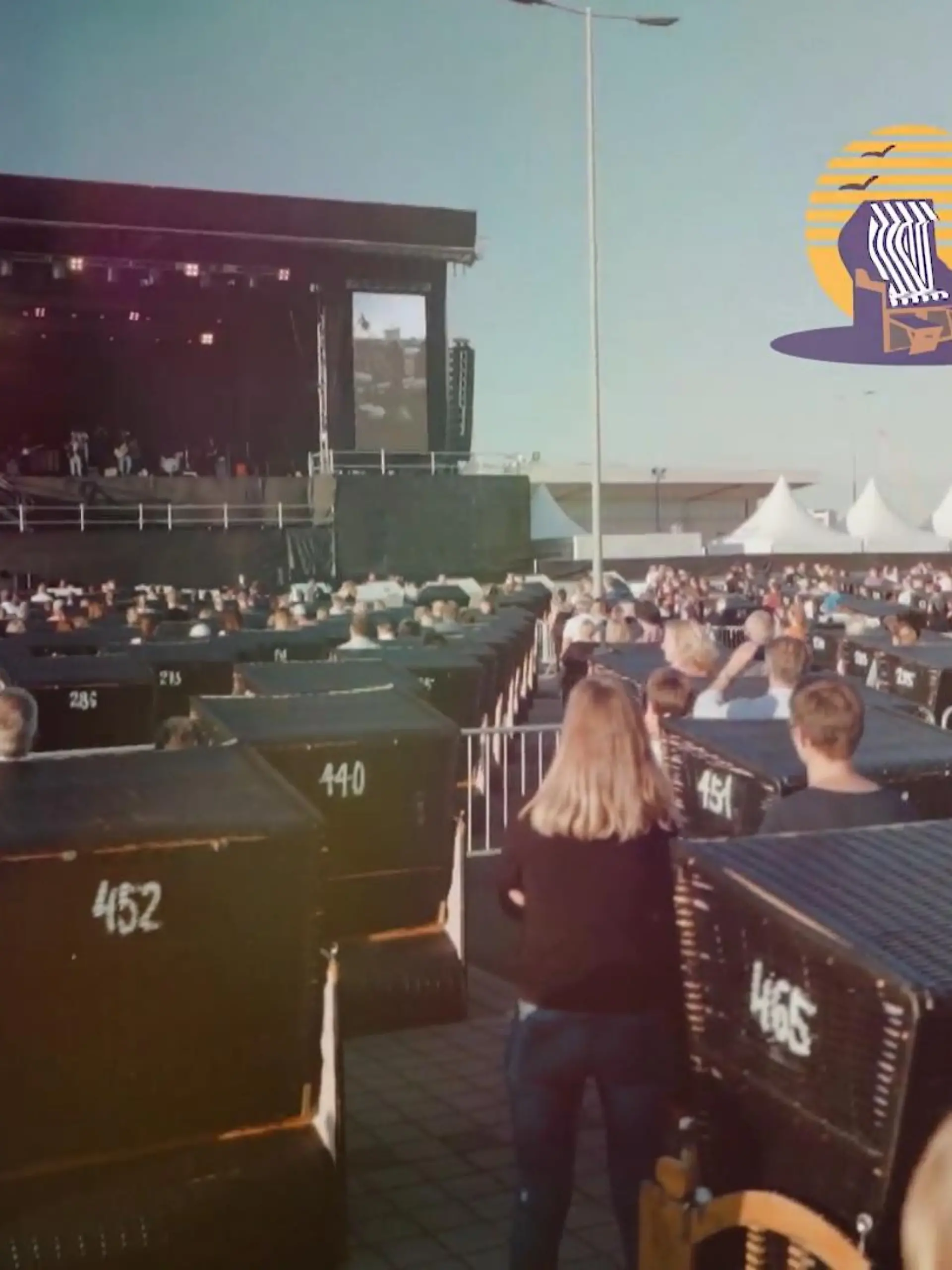 Sie sitzen bequem im Strandkorb und erleben endlich wieder ein richtiges Open Air Konzert mit großartigen Stars auf dem Festplatz Finsterloh in Wetzlar. Das können Sie vom 20.08.- 19.09.2021 erleben. Dort werden bis zu 1.400 Besucher in 700 Strandkörben Platz finden. Die Strandkörbe werden in ausreichendem Abstand zueinander platziert, so dass ein Mindestabstand zwischen den Besuchern gewährleistet werden kann. Jede "Besucher-Insel" hat einen eigenen Einlass und es gibt auf dem Gelände ein ausgeklügeltes Gastronomiekonzept mit der Möglichkeit der Vorbestellung und jeweils am Platz platzierten Kühlboxen.