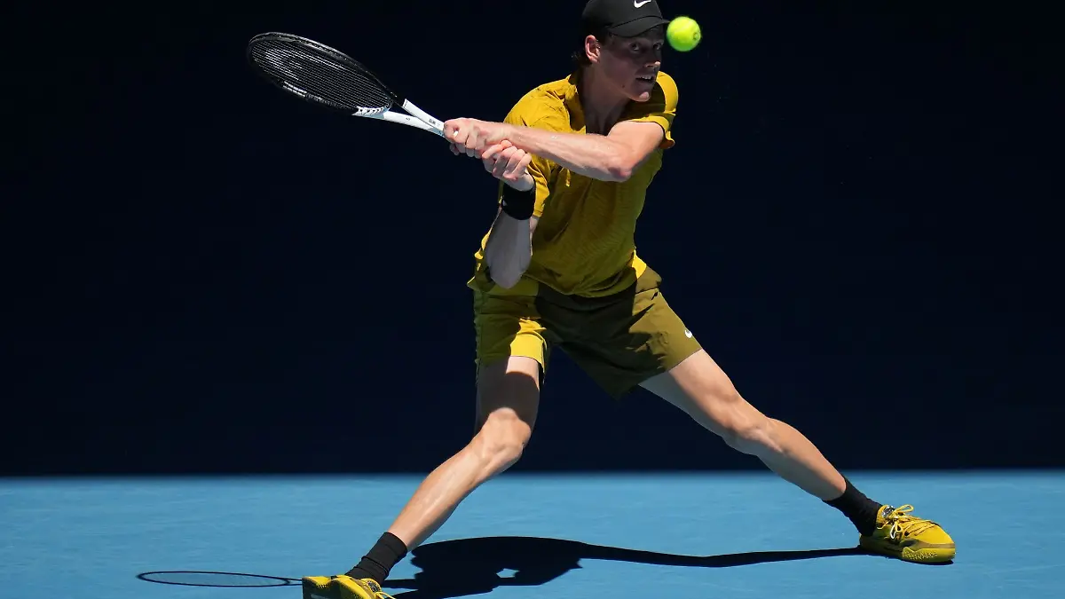 Trotz-Hitze-und-Kr-mpfen-Sinner-in-Melbourne-weiter