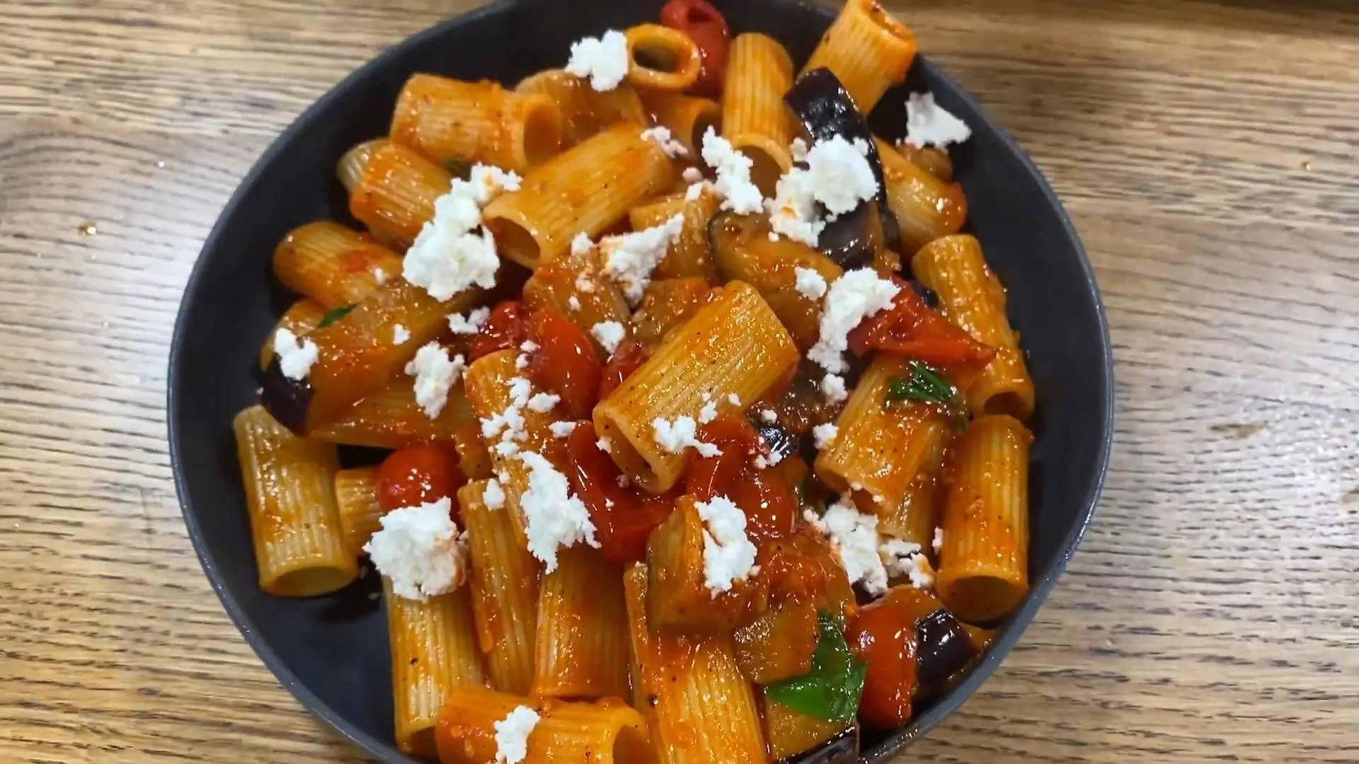 Pasta alla Norma mit Auberginen und Ricotta Hensslers schnelle Nummer