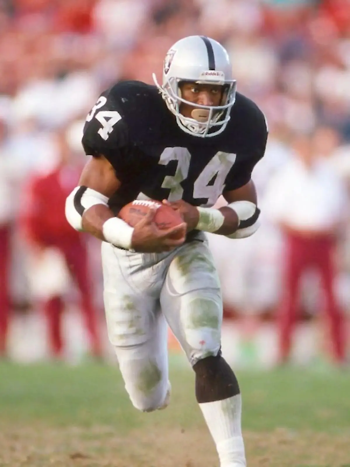 Der Football-Star Bo Jackson leidet seit fast einem Jahr an einem üblen Schluckauf. Wie das sein kann, erklärt Dr. Christoph Specht im Video.