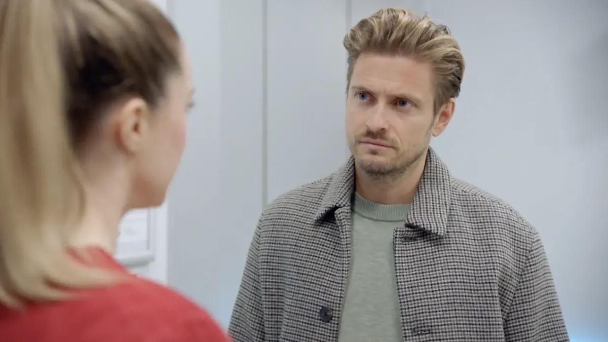 Philip will nicht länger dabei zusehen, wie sich Lilly mehr und mehr überarbeitet. Er zeigt ihr klare Grenzen auf.